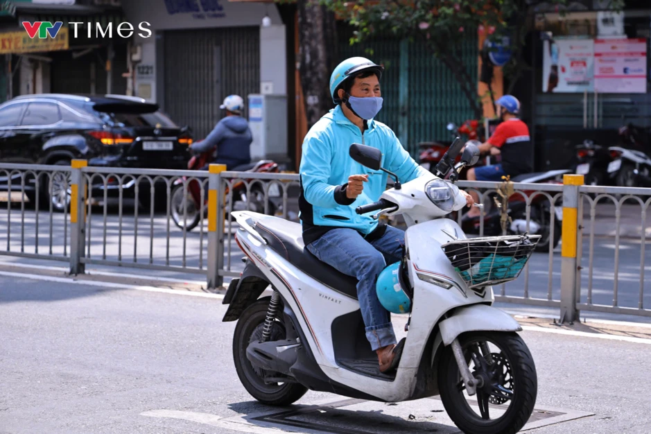 Nắng nóng cực đoan làm đảo lộn nhịp sống hàng triệu người dân TP Hồ Chí Minh Nắng nóng cực đoan làm đảo lộn nhịp sống hàng triệu người dân TP Hồ Chí Minh