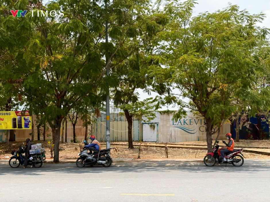 Nắng nóng cực đoan làm đảo lộn nhịp sống hàng triệu người dân TP Hồ Chí Minh Nắng nóng cực đoan làm đảo lộn nhịp sống hàng triệu người dân TP Hồ Chí Minh