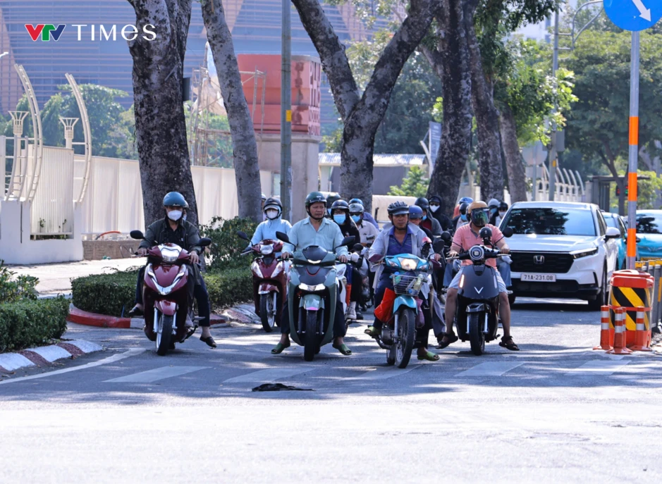 Nắng nóng cực đoan làm đảo lộn nhịp sống hàng triệu người dân TP Hồ Chí Minh Nắng nóng cực đoan làm đảo lộn nhịp sống hàng triệu người dân TP Hồ Chí Minh
