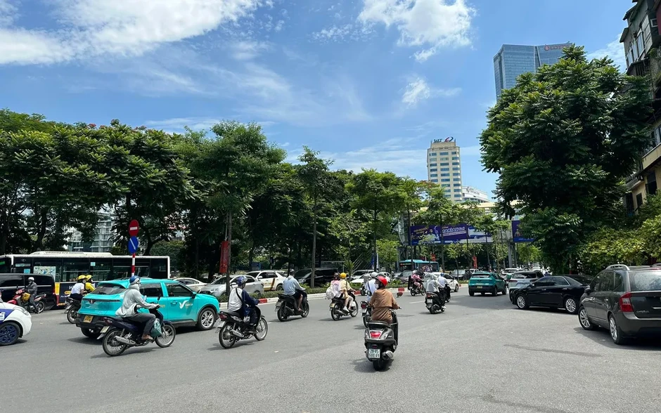 Nắng nóng gay gắt bao trùm nhiều khu vực, có nơi trên 40°C Nắng nóng gay gắt bao trùm nhiều khu vực, có nơi trên 40°C