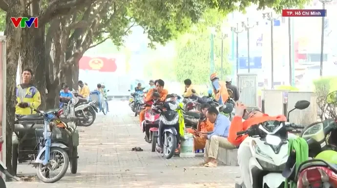 Nắng nóng gay gắt, lao động ngoài trời chật vật mưu sinh Nắng nóng gay gắt, lao động ngoài trời chật vật mưu sinh