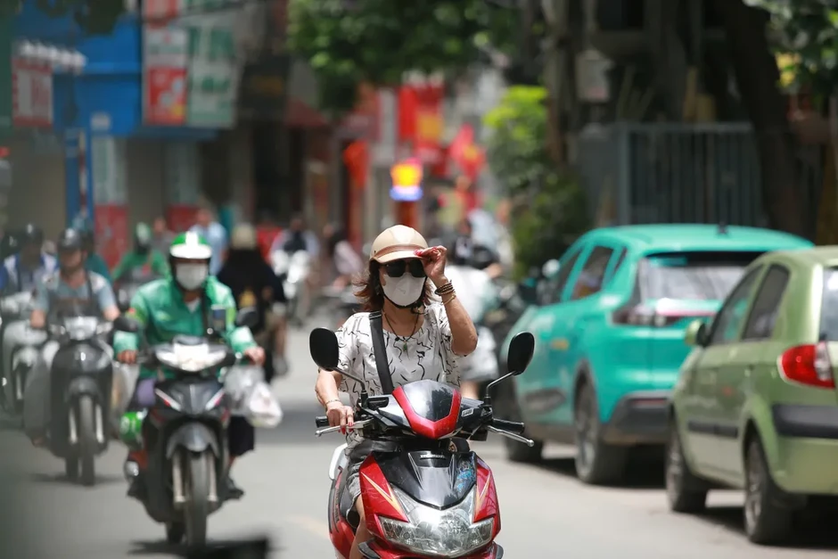 Nắng nóng ở cả 3 miền, nhiều nơi chiều tối mưa dông Nắng nóng ở cả 3 miền, nhiều nơi chiều tối mưa dông