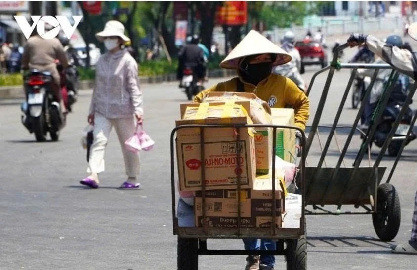 Nắng nóng tiếp diễn trên diện rộng, nhiều khu vực vượt 38 độ C Nắng nóng tiếp diễn trên diện rộng, nhiều khu vực vượt 38 độ C