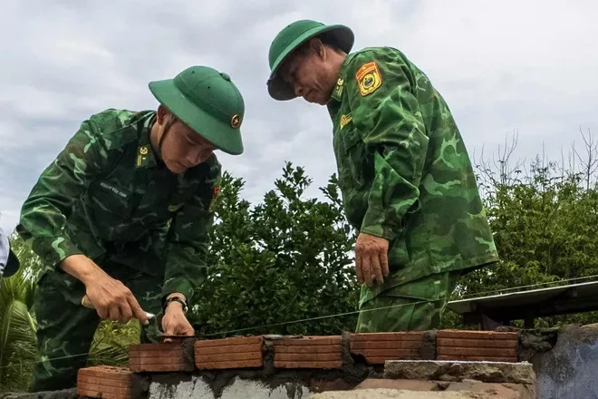 Nắng rát Thăng An và những ngôi nhà dựng lại từ mồ hôi áo lính Nắng rát Thăng An và những ngôi nhà dựng lại từ mồ hôi áo lính