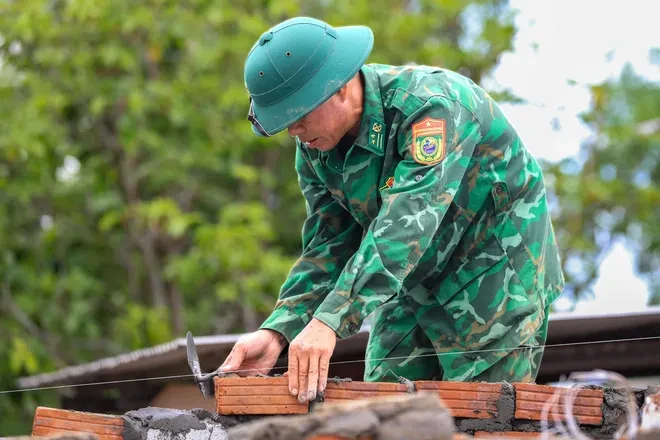Nắng rát Thăng An và những ngôi nhà dựng lại từ mồ hôi áo lính Nắng rát Thăng An và những ngôi nhà dựng lại từ mồ hôi áo lính
