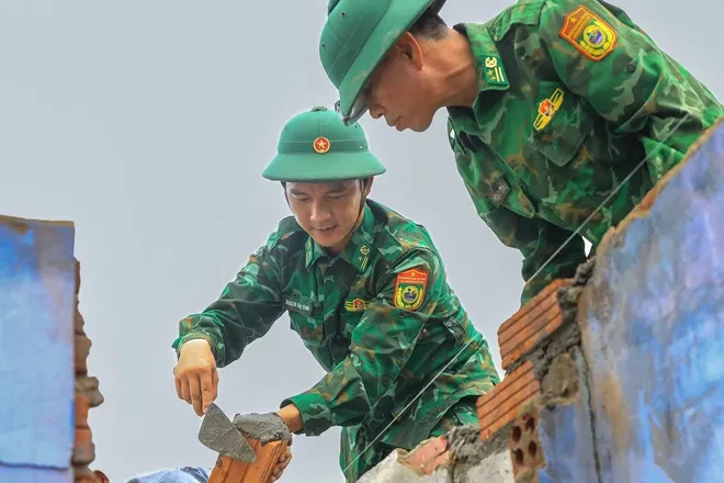 Nắng rát Thăng An và những ngôi nhà dựng lại từ mồ hôi áo lính Nắng rát Thăng An và những ngôi nhà dựng lại từ mồ hôi áo lính