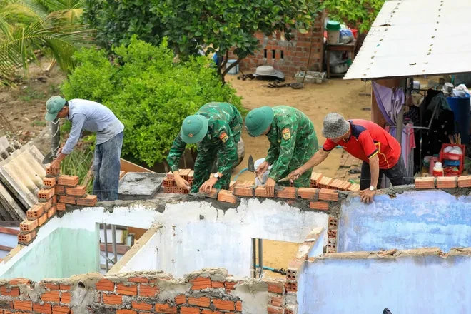 Nắng rát Thăng An và những ngôi nhà dựng lại từ mồ hôi áo lính Nắng rát Thăng An và những ngôi nhà dựng lại từ mồ hôi áo lính