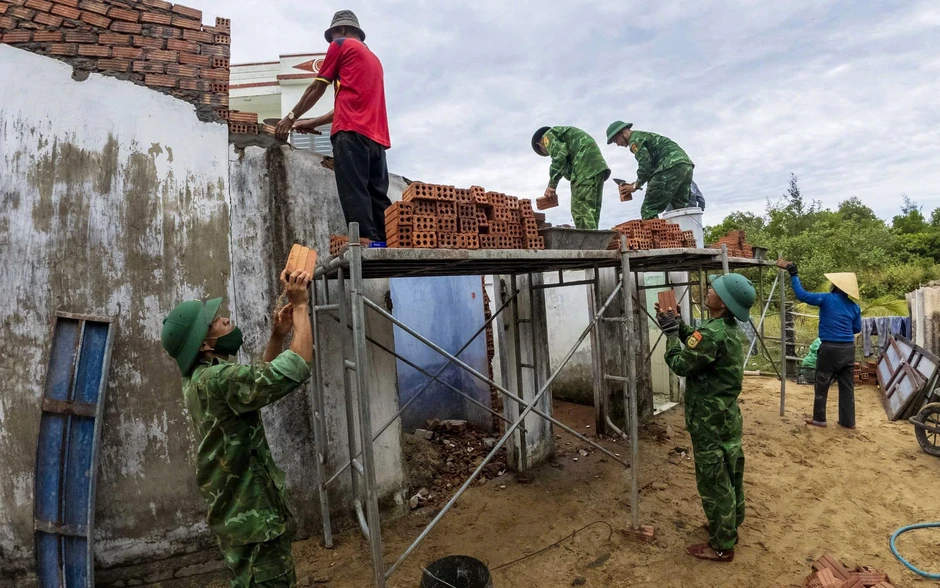 Nắng rát Thăng An và những ngôi nhà dựng lại từ mồ hôi áo lính Nắng rát Thăng An và những ngôi nhà dựng lại từ mồ hôi áo lính