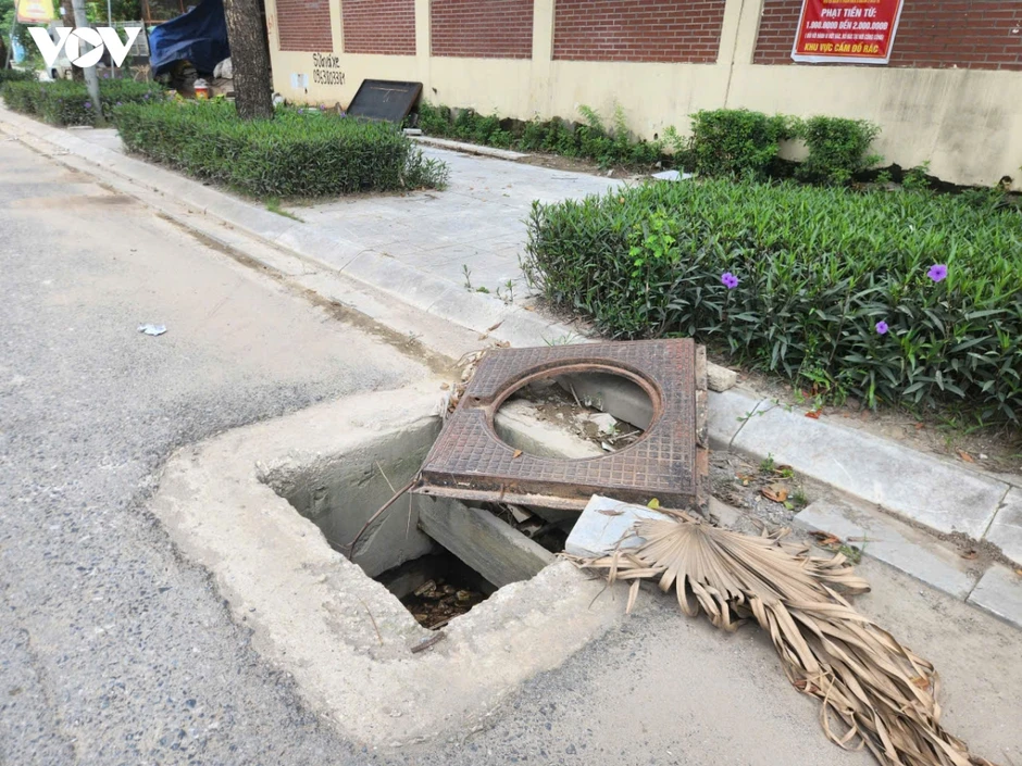 Nắp cống nhô cao trên đường Phạm Tu ở Hà Nội: Mối nguy rình rập người đi đường