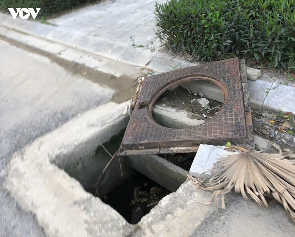 Nắp cống nhô cao trên đường Phạm Tu ở Hà Nội: Mối nguy rình rập người đi đường