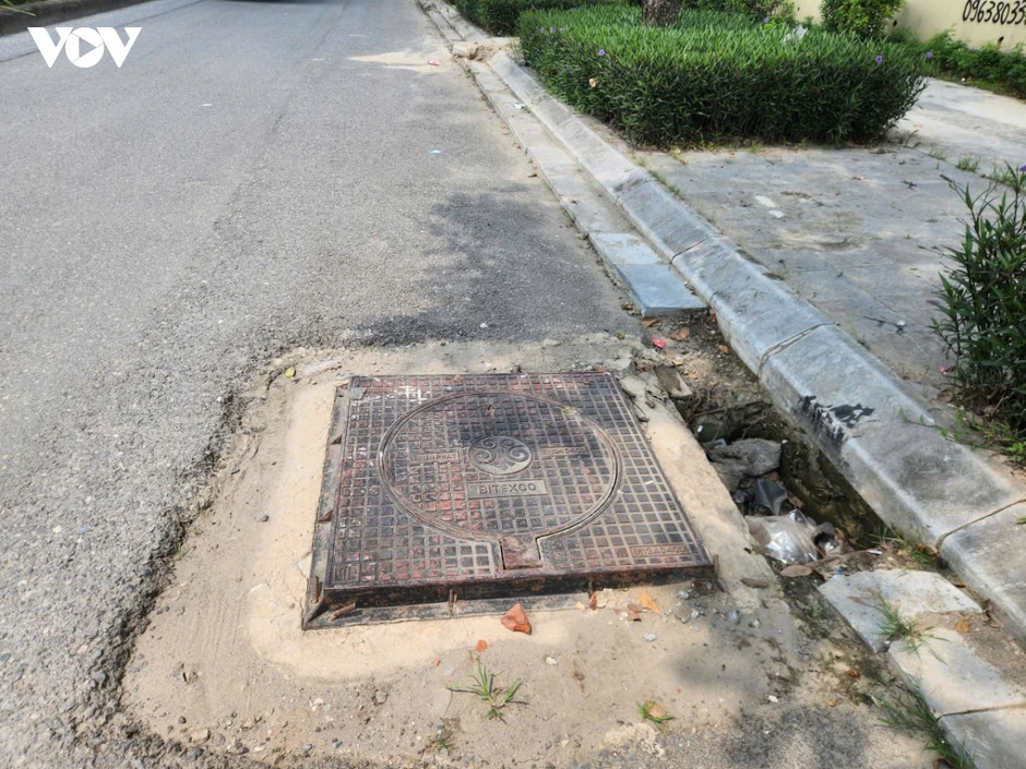 Nắp cống nhô cao trên đường Phạm Tu ở Hà Nội: Mối nguy rình rập người đi đường