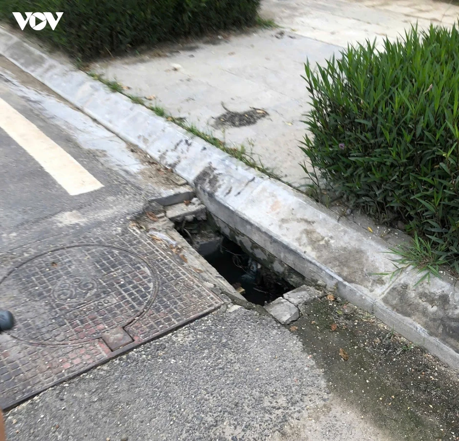 Nắp cống nhô cao trên đường Phạm Tu ở Hà Nội: Mối nguy rình rập người đi đường