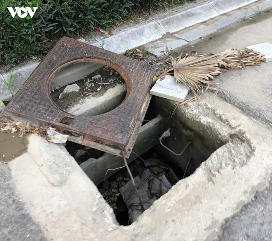 Nắp cống nhô cao trên đường Phạm Tu ở Hà Nội: Mối nguy rình rập người đi đường