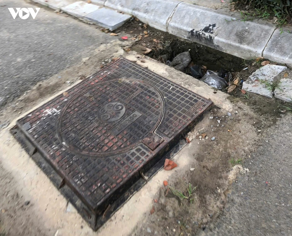Nắp cống nhô cao trên đường Phạm Tu ở Hà Nội: Mối nguy rình rập người đi đường