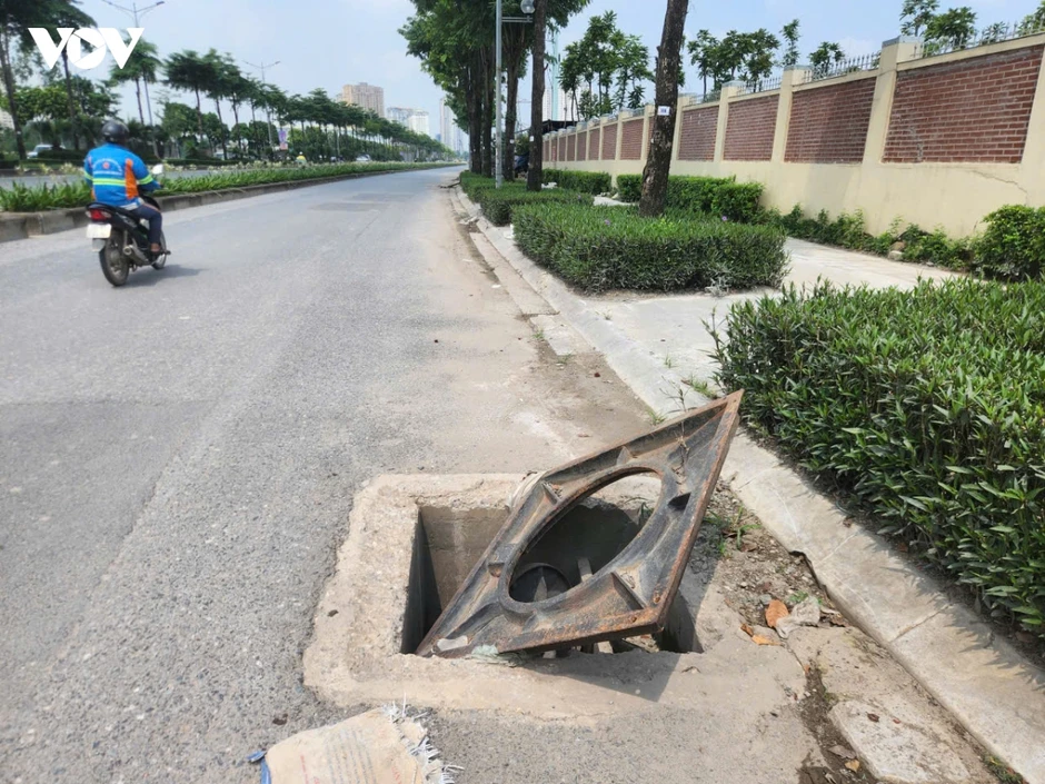 Nắp cống nhô cao trên đường Phạm Tu ở Hà Nội: Mối nguy rình rập người đi đường
