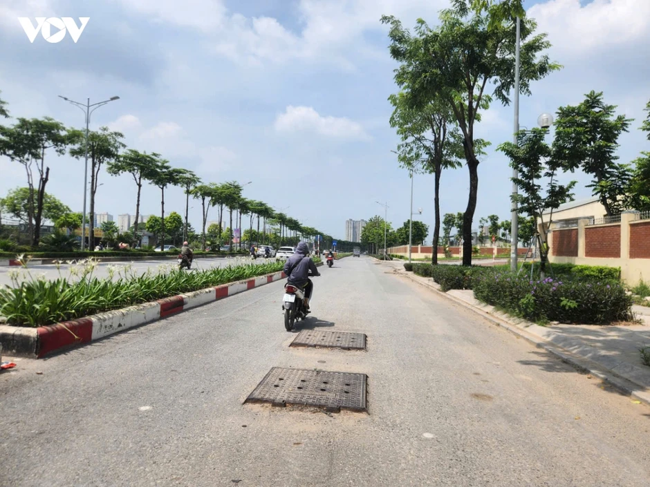 Nắp cống nhô cao trên đường Phạm Tu ở Hà Nội: Mối nguy rình rập người đi đường