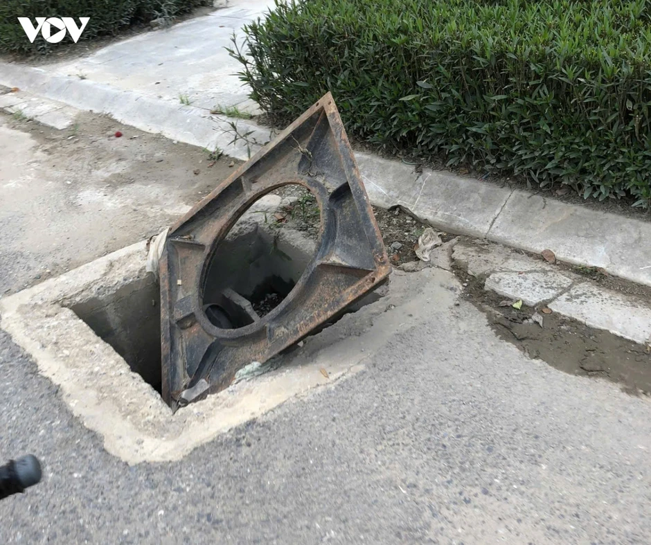 Nắp cống nhô cao trên đường Phạm Tu ở Hà Nội: Mối nguy rình rập người đi đường