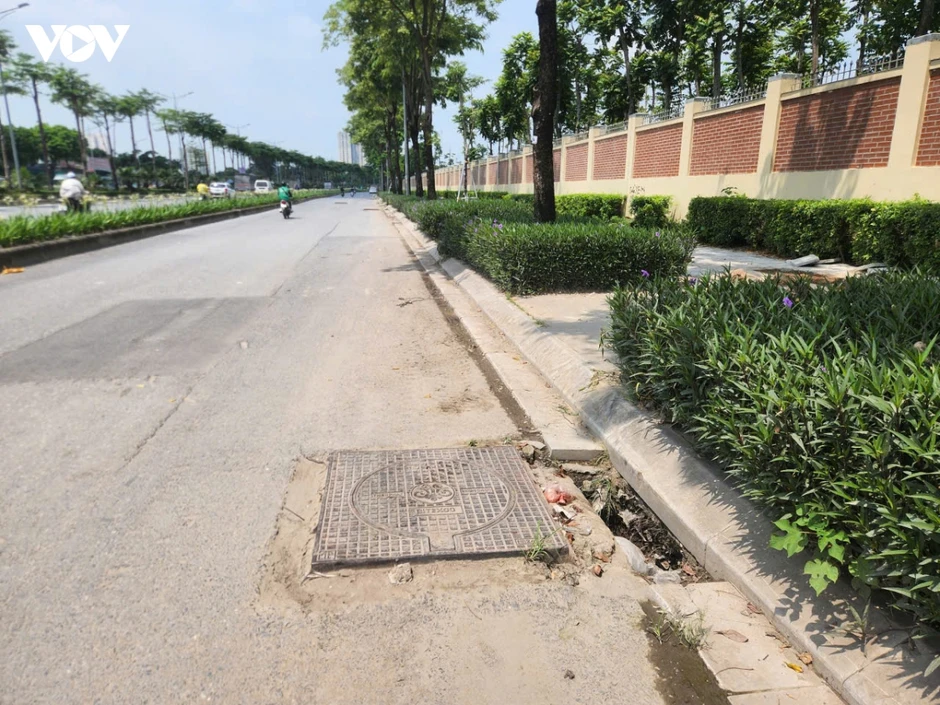 Nắp cống nhô cao trên đường Phạm Tu ở Hà Nội: Mối nguy rình rập người đi đường