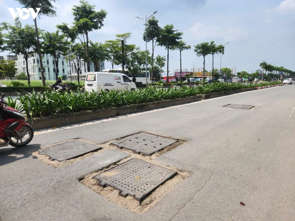 Nắp cống nhô cao trên đường Phạm Tu ở Hà Nội: Mối nguy rình rập người đi đường