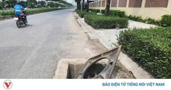 Nắp cống nhô cao trên đường Phạm Tu ở Hà Nội: Mối nguy rình rập người đi đường