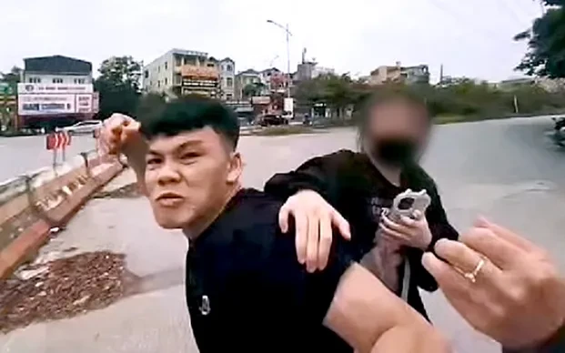 Né chốt đo nồng độ cồn, nam thanh niên lao xe vào CSGT rồi tấn công cán bộ làm nhiệm vụ Né chốt đo nồng độ cồn, nam thanh niên lao xe vào CSGT rồi tấn công cán bộ làm nhiệm vụ