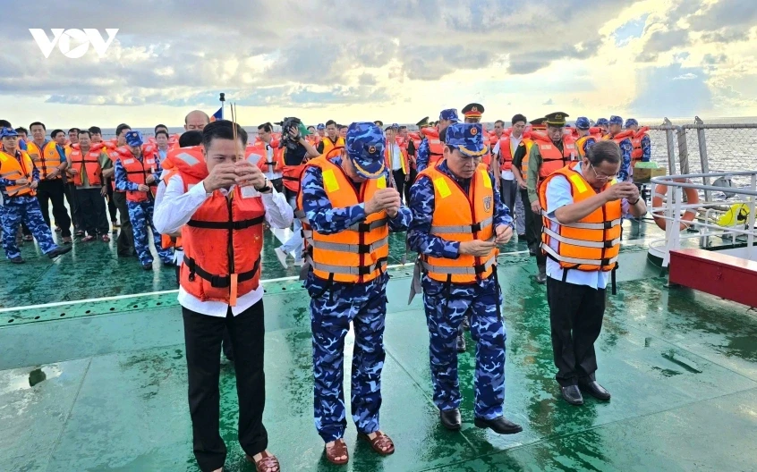 Nén tâm hương tại lễ tưởng niệm linh thiêng giữa muôn trùng khơi Tây Nam Nén tâm hương tại lễ tưởng niệm linh thiêng giữa muôn trùng khơi Tây Nam