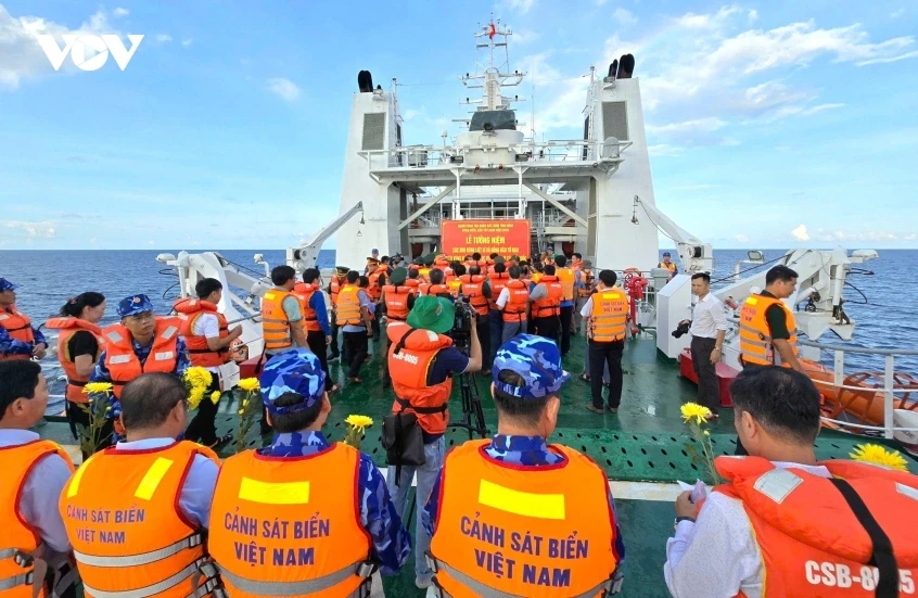 Nén tâm hương tại lễ tưởng niệm linh thiêng giữa muôn trùng khơi Tây Nam Nén tâm hương tại lễ tưởng niệm linh thiêng giữa muôn trùng khơi Tây Nam