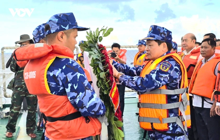 Nén tâm hương tại lễ tưởng niệm linh thiêng giữa muôn trùng khơi Tây Nam Nén tâm hương tại lễ tưởng niệm linh thiêng giữa muôn trùng khơi Tây Nam