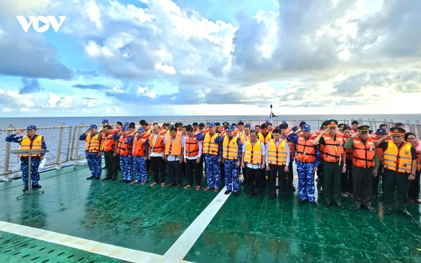 Nén tâm hương tại lễ tưởng niệm linh thiêng giữa muôn trùng khơi Tây Nam Nén tâm hương tại lễ tưởng niệm linh thiêng giữa muôn trùng khơi Tây Nam