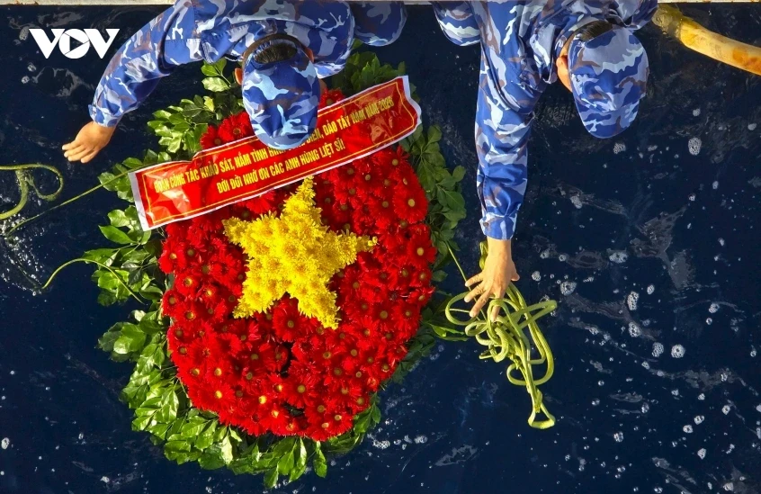 Nén tâm hương tại lễ tưởng niệm linh thiêng giữa muôn trùng khơi Tây Nam Nén tâm hương tại lễ tưởng niệm linh thiêng giữa muôn trùng khơi Tây Nam