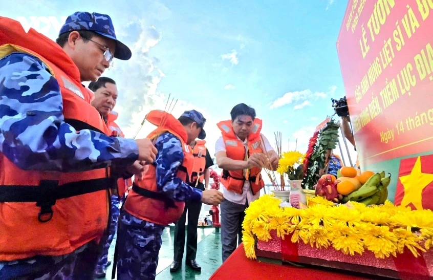 Nén tâm hương tại lễ tưởng niệm linh thiêng giữa muôn trùng khơi Tây Nam Nén tâm hương tại lễ tưởng niệm linh thiêng giữa muôn trùng khơi Tây Nam