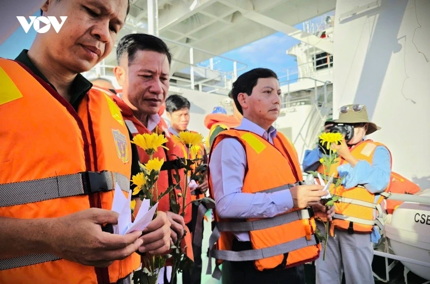 Nén tâm hương tại lễ tưởng niệm linh thiêng giữa muôn trùng khơi Tây Nam Nén tâm hương tại lễ tưởng niệm linh thiêng giữa muôn trùng khơi Tây Nam