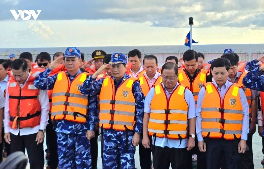 Nén tâm hương tại lễ tưởng niệm linh thiêng giữa muôn trùng khơi Tây Nam Nén tâm hương tại lễ tưởng niệm linh thiêng giữa muôn trùng khơi Tây Nam