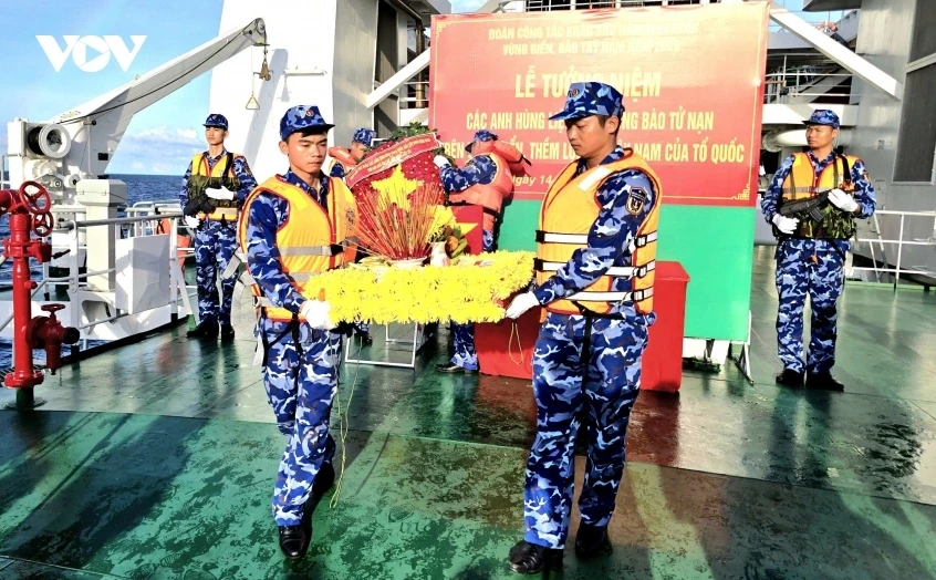 Nén tâm hương tại lễ tưởng niệm linh thiêng giữa muôn trùng khơi Tây Nam Nén tâm hương tại lễ tưởng niệm linh thiêng giữa muôn trùng khơi Tây Nam