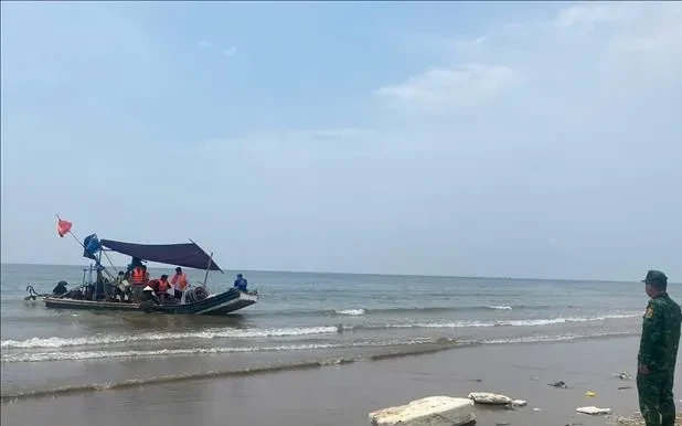 Ngăn chặn dịch vụ chở khách du lịch trái phép bằng bè mảng thô sơ Ngăn chặn dịch vụ chở khách du lịch trái phép bằng bè mảng thô sơ