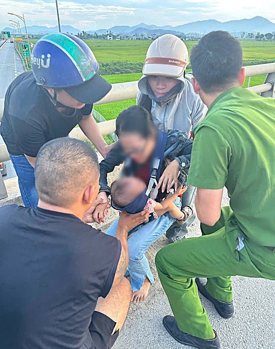 Ngăn chặn người phụ nữ ở Nghệ An ôm con nhỏ có ý định tự tử Ngăn chặn người phụ nữ ở Nghệ An ôm con nhỏ có ý định tự tử
