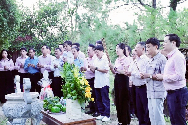 Ngân hàng Chính sách xã hội Việt Nam tri ân các Anh hùng liệt sĩ tại tỉnh Quảng Trị Ngân hàng Chính sách xã hội Việt Nam tri ân các Anh hùng liệt sĩ tại tỉnh Quảng Trị
