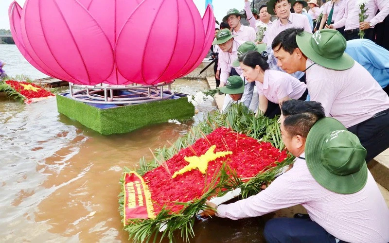 Ngân hàng Chính sách xã hội Việt Nam tri ân các Anh hùng liệt sĩ tại tỉnh Quảng Trị Ngân hàng Chính sách xã hội Việt Nam tri ân các Anh hùng liệt sĩ tại tỉnh Quảng Trị