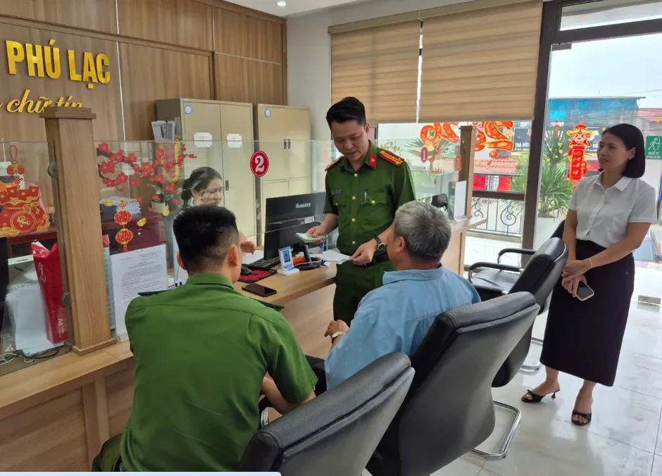 Ngăn kịp thời cụ bà bán 19 chỉ vàng theo “lệnh” giả danh Công an Ngăn kịp thời cụ bà bán 19 chỉ vàng theo “lệnh” giả danh Công an