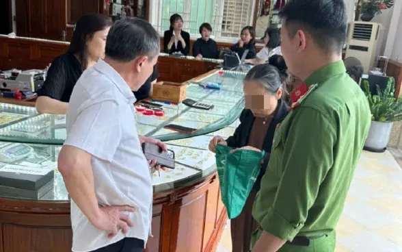 Ngăn kịp thời cụ bà bán 19 chỉ vàng theo “lệnh” giả danh Công an Ngăn kịp thời cụ bà bán 19 chỉ vàng theo “lệnh” giả danh Công an