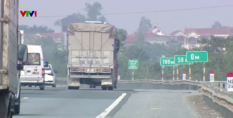 Ngăn ngừa hiểm họa từ hành vi chuyển làn bất cẩn trên đường cao tốc Ngăn ngừa hiểm họa từ hành vi chuyển làn bất cẩn trên đường cao tốc