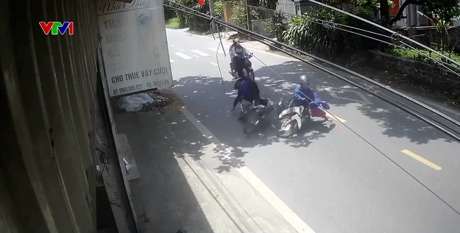 Ngăn ngừa hiểm họa từ hành vi chuyển làn bất cẩn trên đường cao tốc Ngăn ngừa hiểm họa từ hành vi chuyển làn bất cẩn trên đường cao tốc