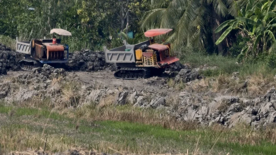 Ngang nhiên đào múc, khai thác cả trăm hecta đất mặt ruộng ở Vĩnh Long Ngang nhiên đào múc, khai thác cả trăm hecta đất mặt ruộng ở Vĩnh Long