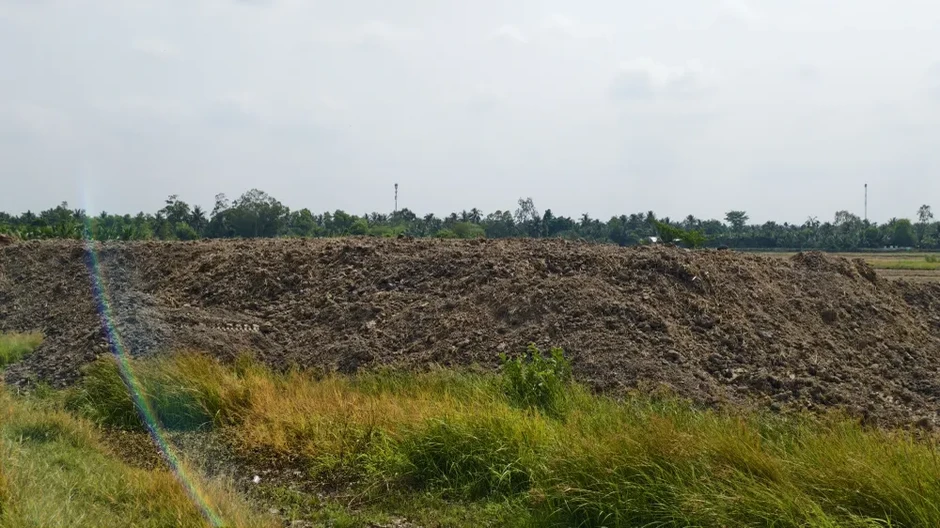 Ngang nhiên đào múc, khai thác cả trăm hecta đất mặt ruộng ở Vĩnh Long Ngang nhiên đào múc, khai thác cả trăm hecta đất mặt ruộng ở Vĩnh Long