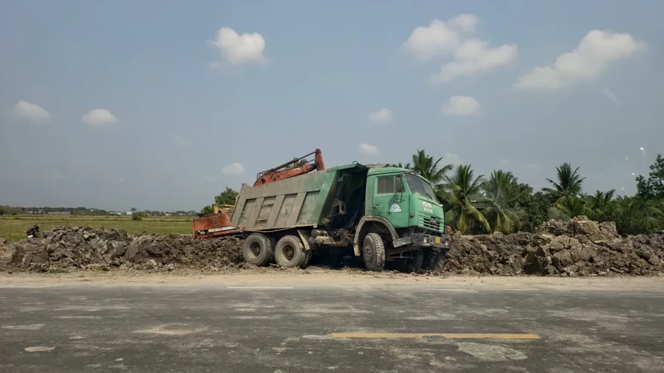Ngang nhiên đào múc, khai thác cả trăm hecta đất mặt ruộng ở Vĩnh Long Ngang nhiên đào múc, khai thác cả trăm hecta đất mặt ruộng ở Vĩnh Long