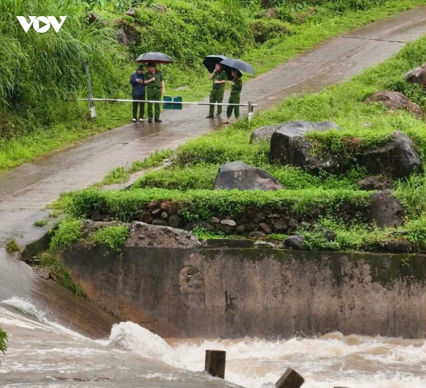 Ngập cục bộ nhiều khu vực tại tỉnh Quảng Ninh gây nguy cơ sạt lở Ngập cục bộ nhiều khu vực tại tỉnh Quảng Ninh gây nguy cơ sạt lở