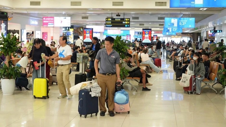 Ngày cuối nghỉ lễ 30/4 - 1/5, sân bay Nội Bài lập kỷ lục đón gần 118.000 khách Ngày cuối nghỉ lễ 30/4 - 1/5, sân bay Nội Bài lập kỷ lục đón gần 118.000 khách