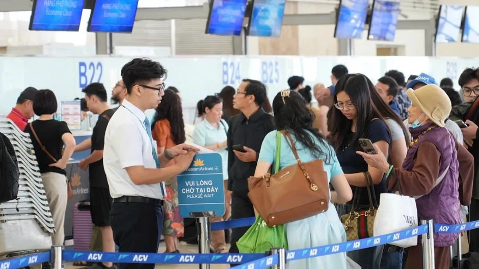 Ngày cuối nghỉ lễ 30/4 - 1/5, sân bay Nội Bài lập kỷ lục đón gần 118.000 khách Ngày cuối nghỉ lễ 30/4 - 1/5, sân bay Nội Bài lập kỷ lục đón gần 118.000 khách