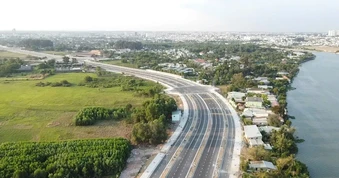 Ngày đầu thông xe, tài xế lúng túng khi chọn cao tốc Biên Hòa - Vũng Tàu