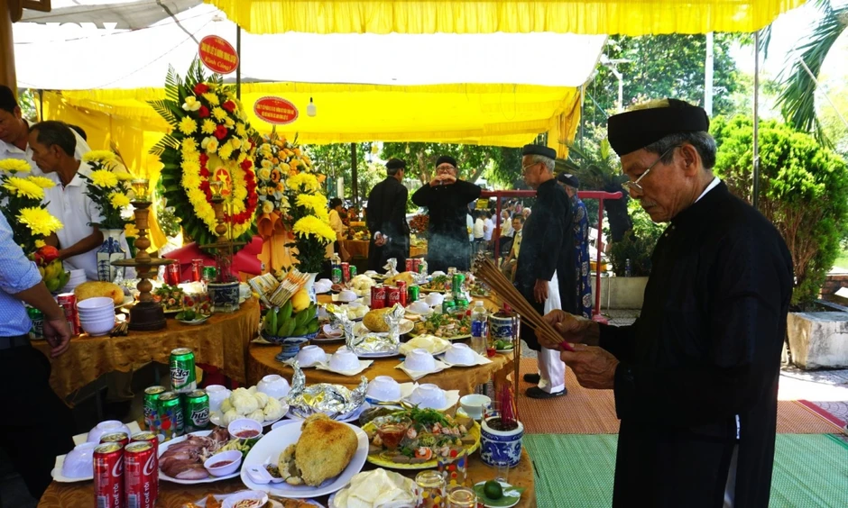 Ngày giỗ chung tri ân các Anh hùng liệt sĩ ở làng Đồng Di (TP Huế) Ngày giỗ chung tri ân các Anh hùng liệt sĩ ở làng Đồng Di (TP Huế)